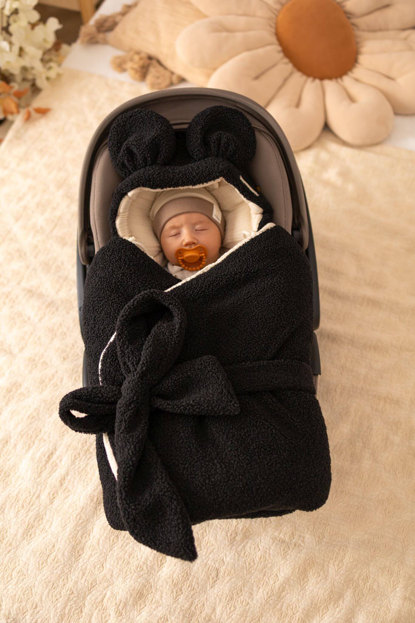 Zavinovačka do autosedačky pro miminka – Bouclé (5 barev)