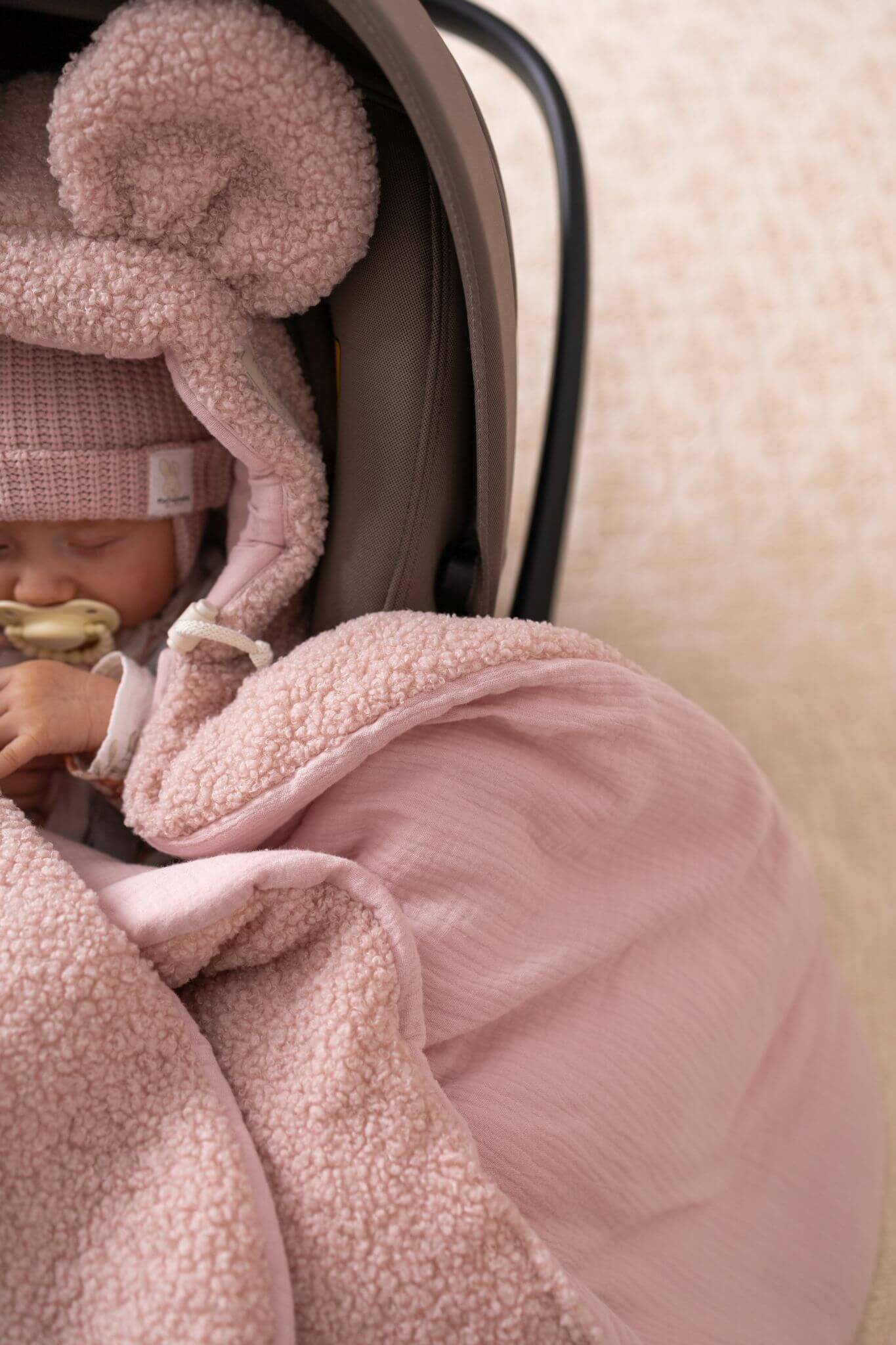 Zavinovačka do autosedačky pro miminka – Bouclé (5 barev)