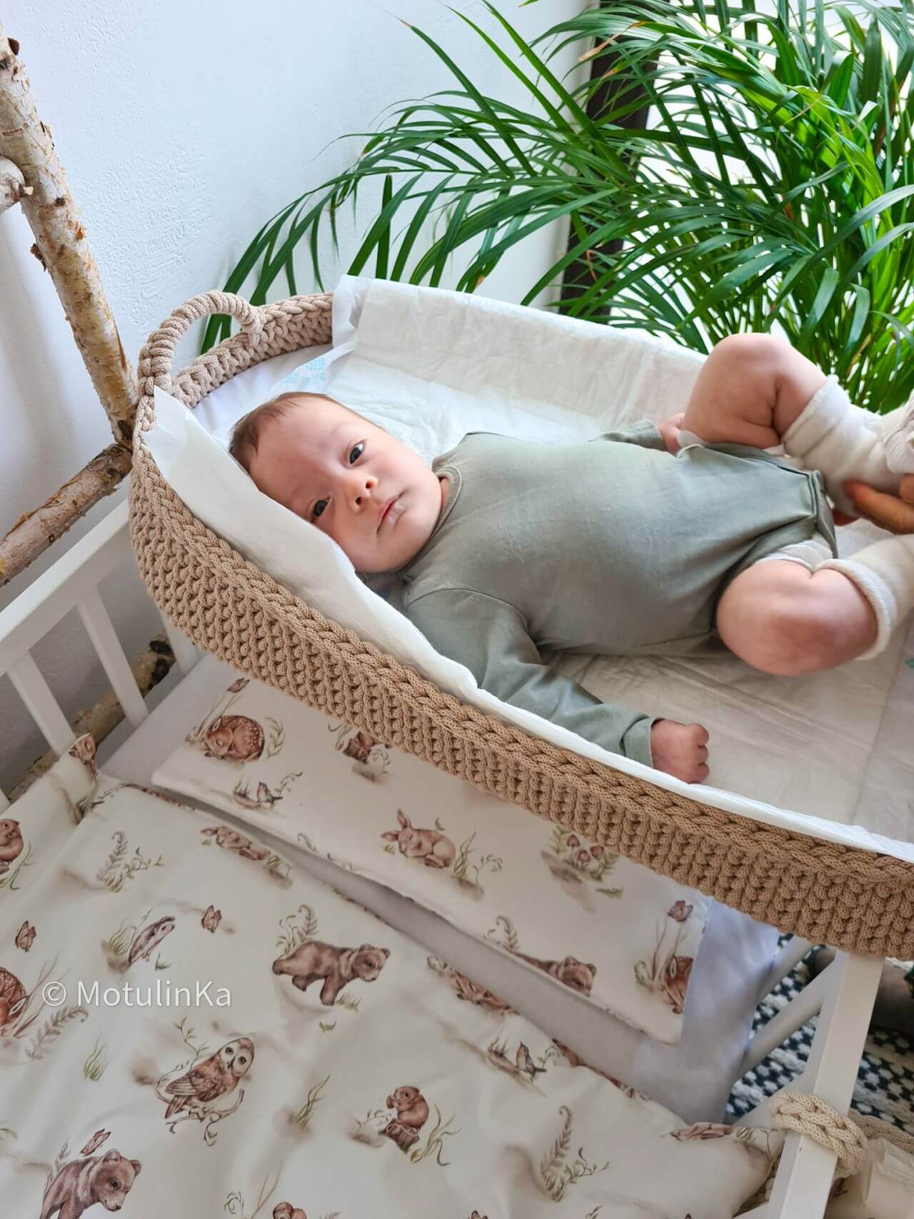 Ručně háčkovaný přebalovací košík