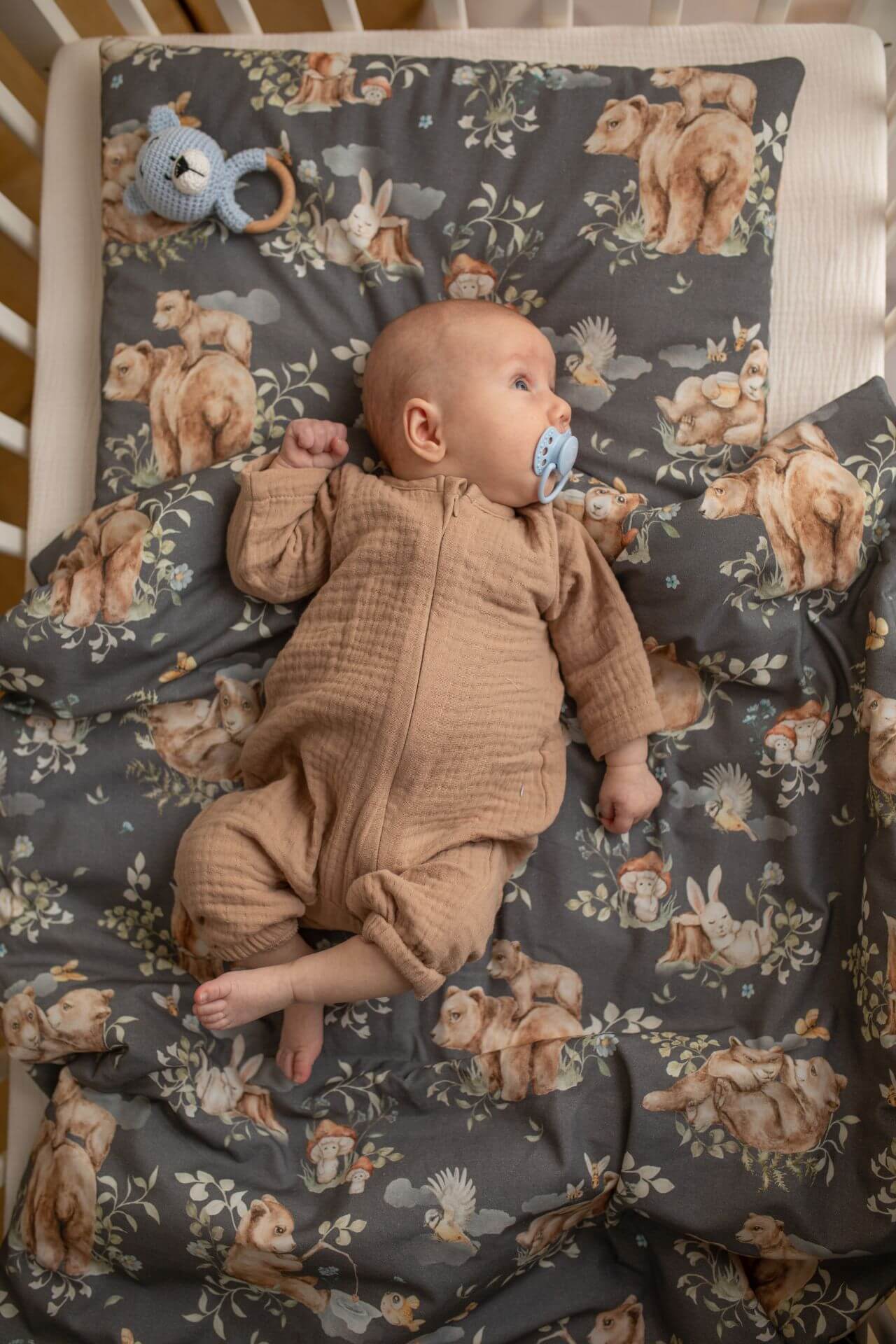 Organický mušelínový romper pro miminko (GOTS) – overal na zip – čokoládový (0–12 měsíců)