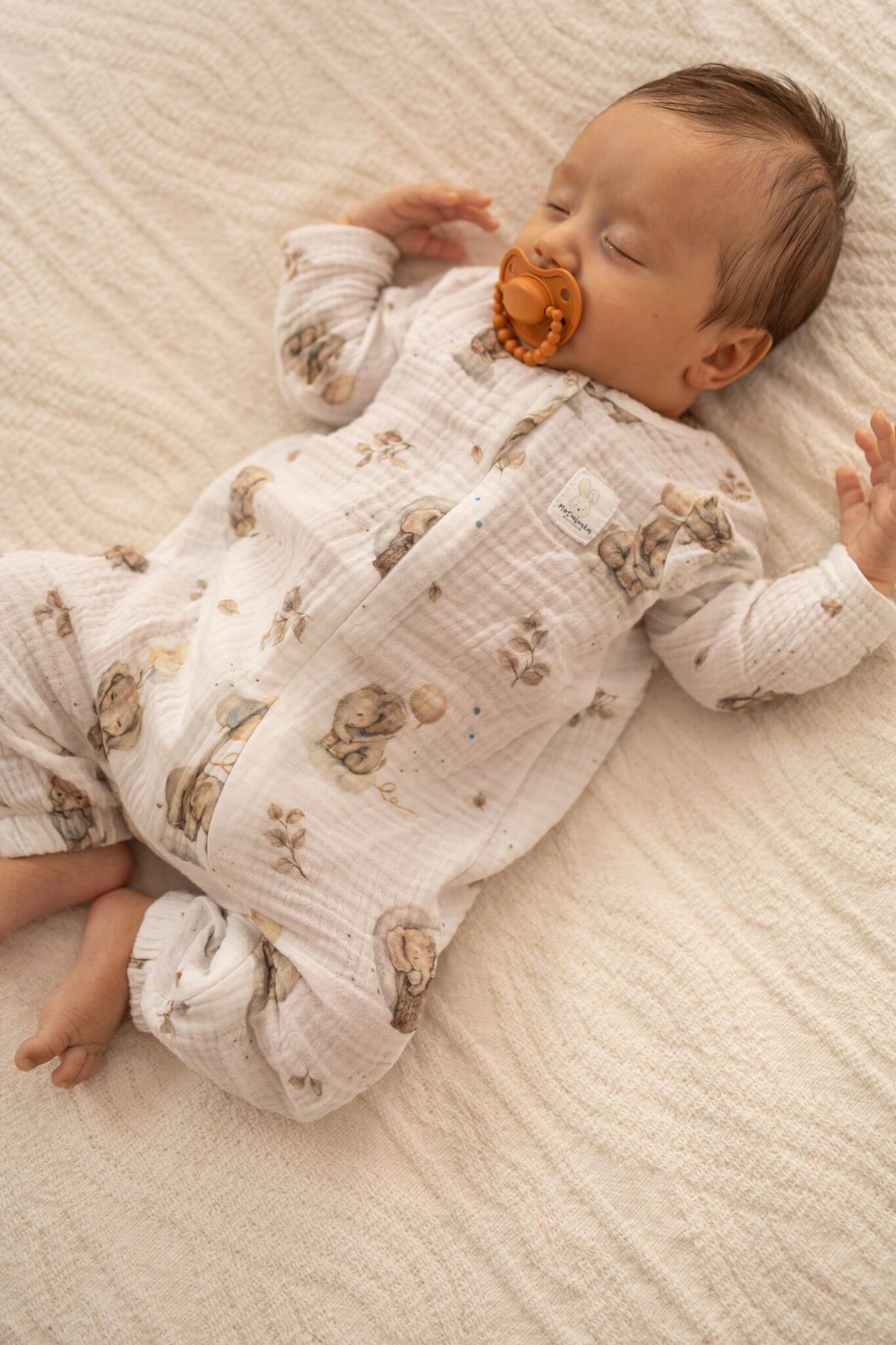 Mušelínový romper pro miminko – lehký overal na zip - Sloníci (0-12 měsíců)