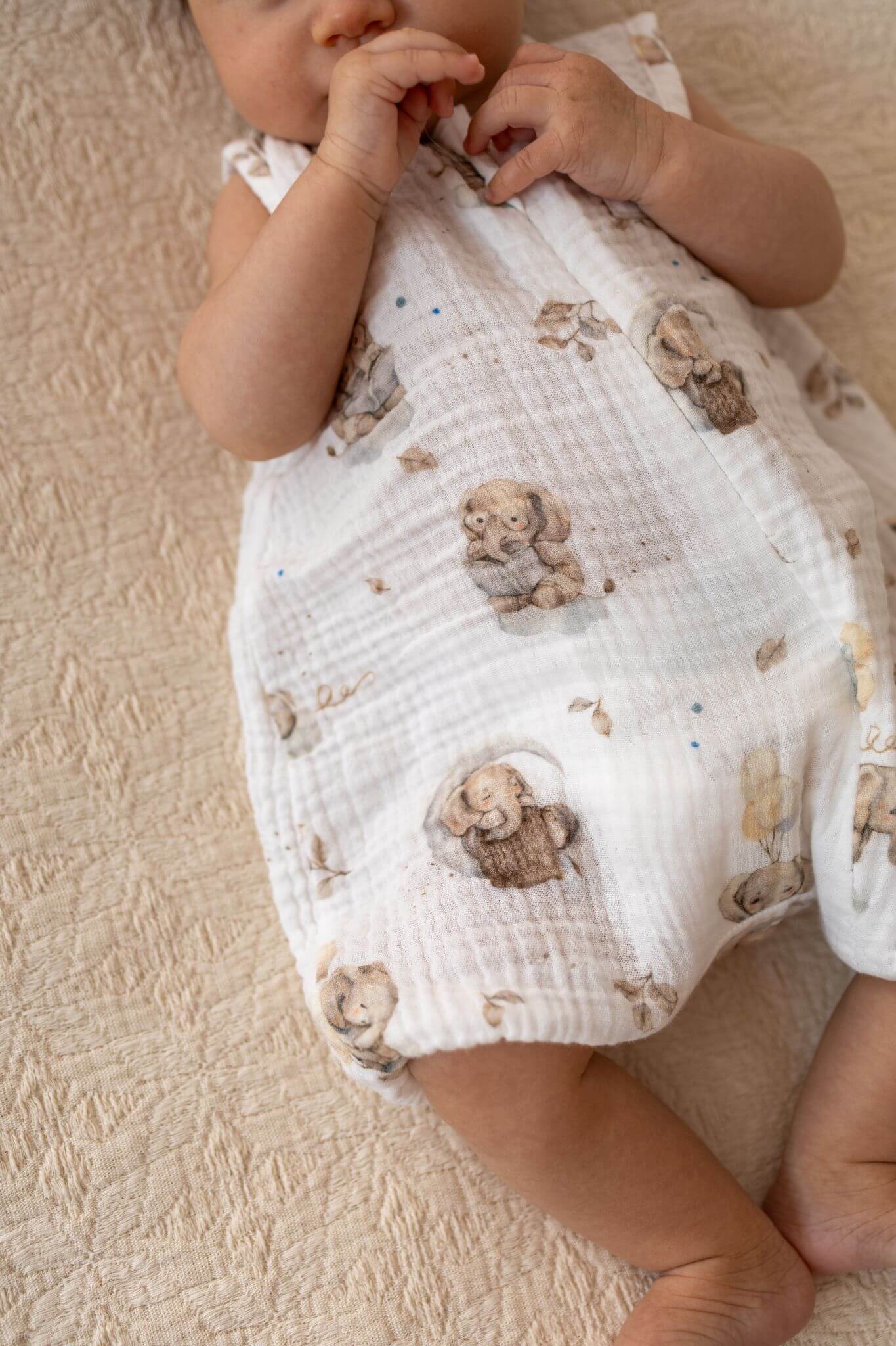 Letní mušelínový overal pro miminko s krátkým rukávem – Sloníci (0-12 měsíců)
