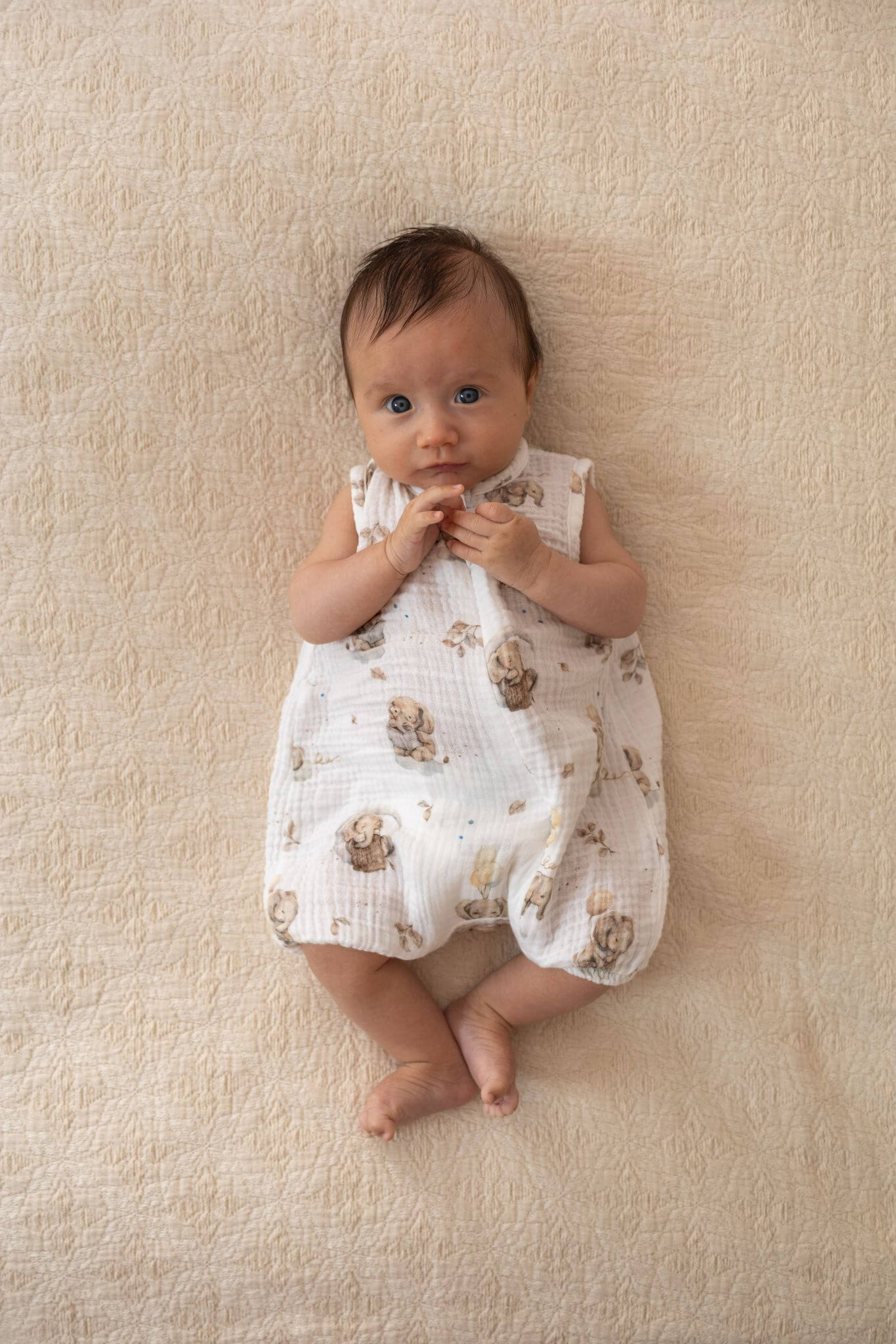 Letní mušelínový overal pro miminko s krátkým rukávem – Sloníci (0-12 měsíců)