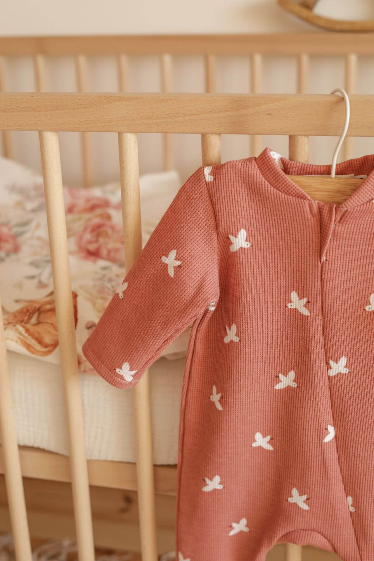 Měkký bavlněný overal na zip pro miminka - Coral Birds (0-12 měsíců)