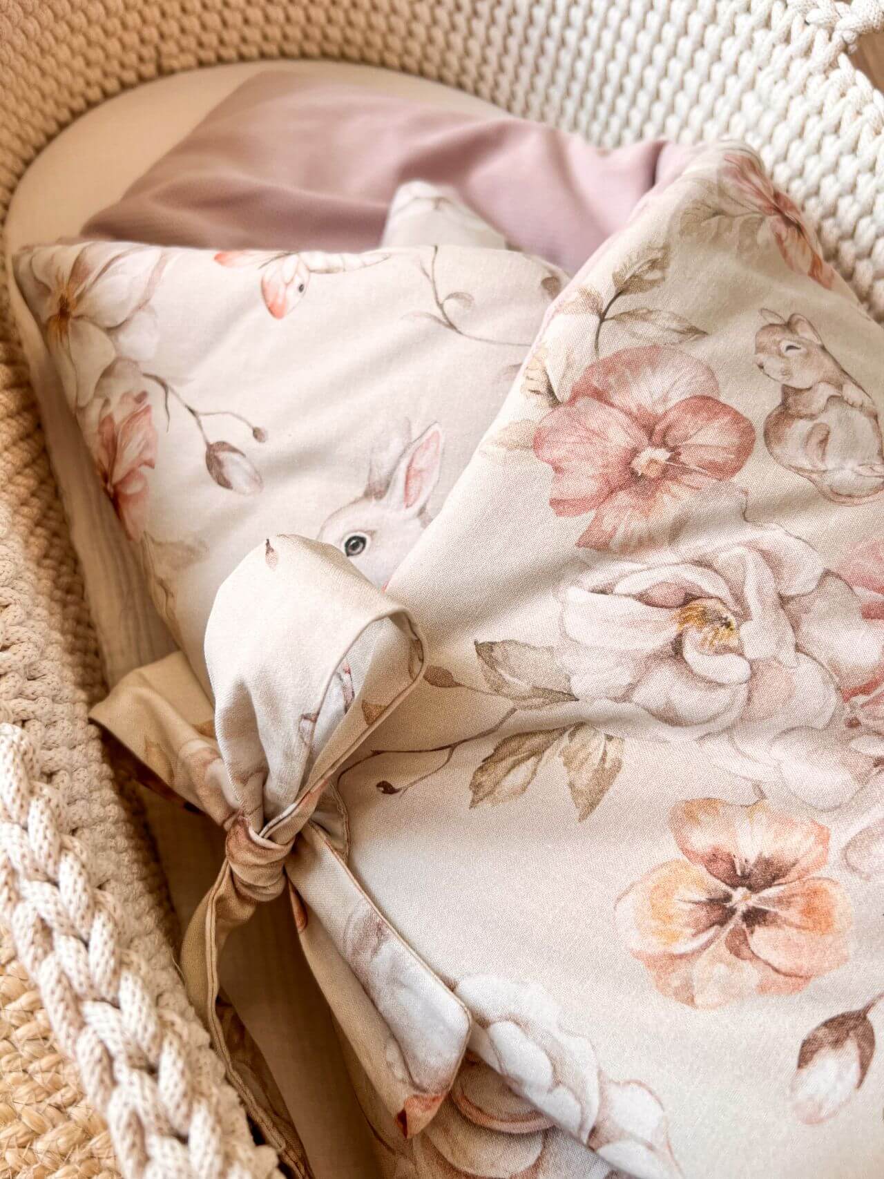Zavinovačka pro novorozence – pastelová louka s pudrově růžovým sametem