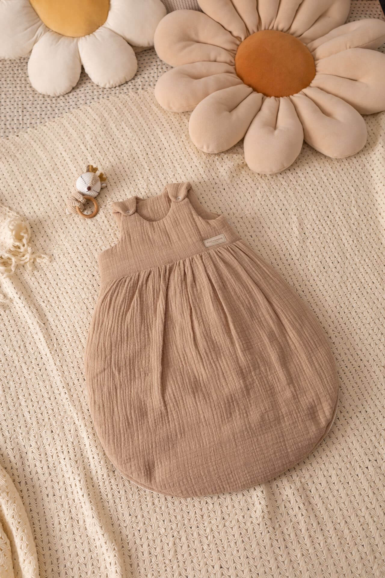 Spací pytel pro miminka z mušelínu LinenLook – 1,5 TOG Cappuccino (0–6 m)