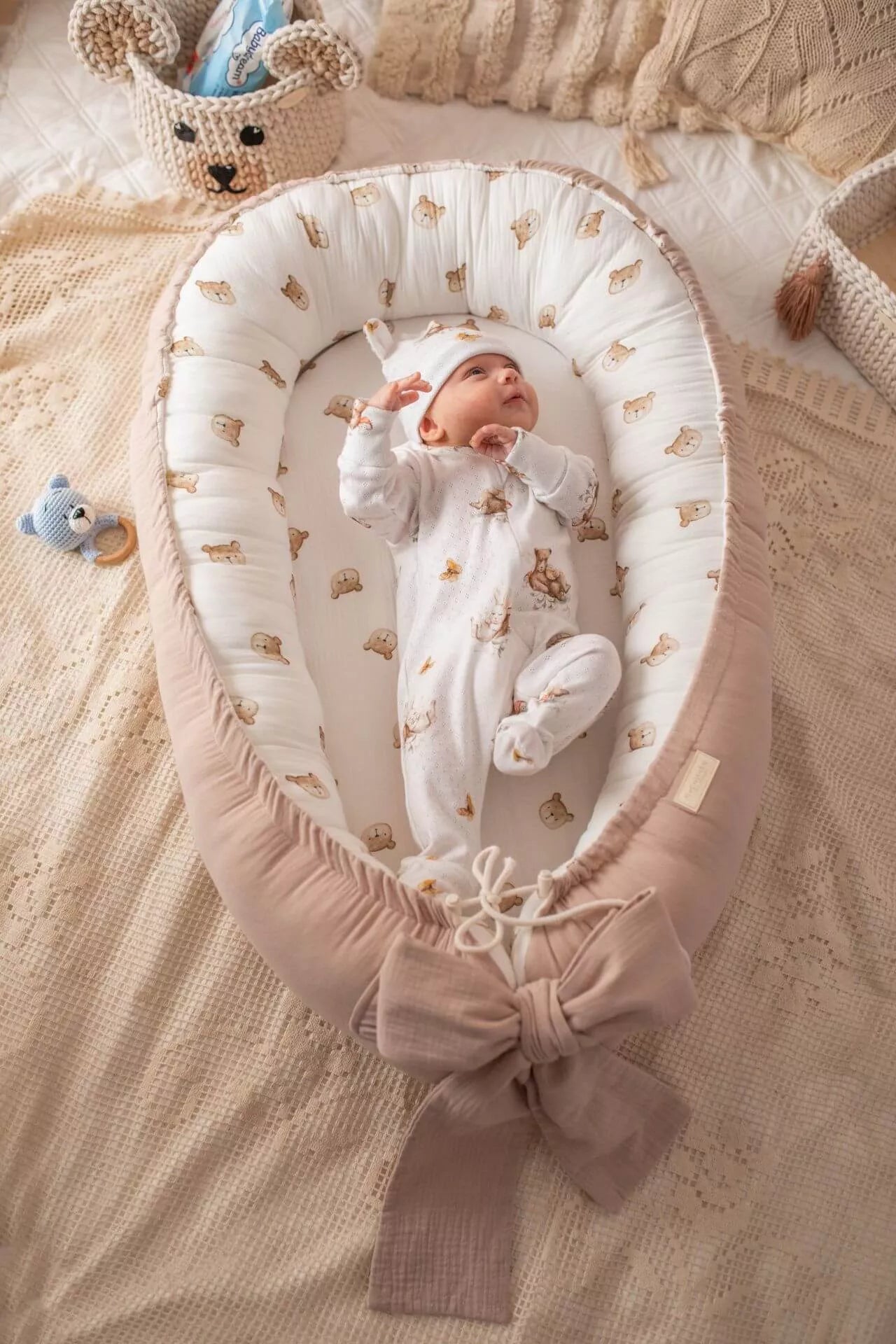 Ručně šité hnízdečko pro miminka z měkkého mušelínu – Medvídek s béžovou barvou