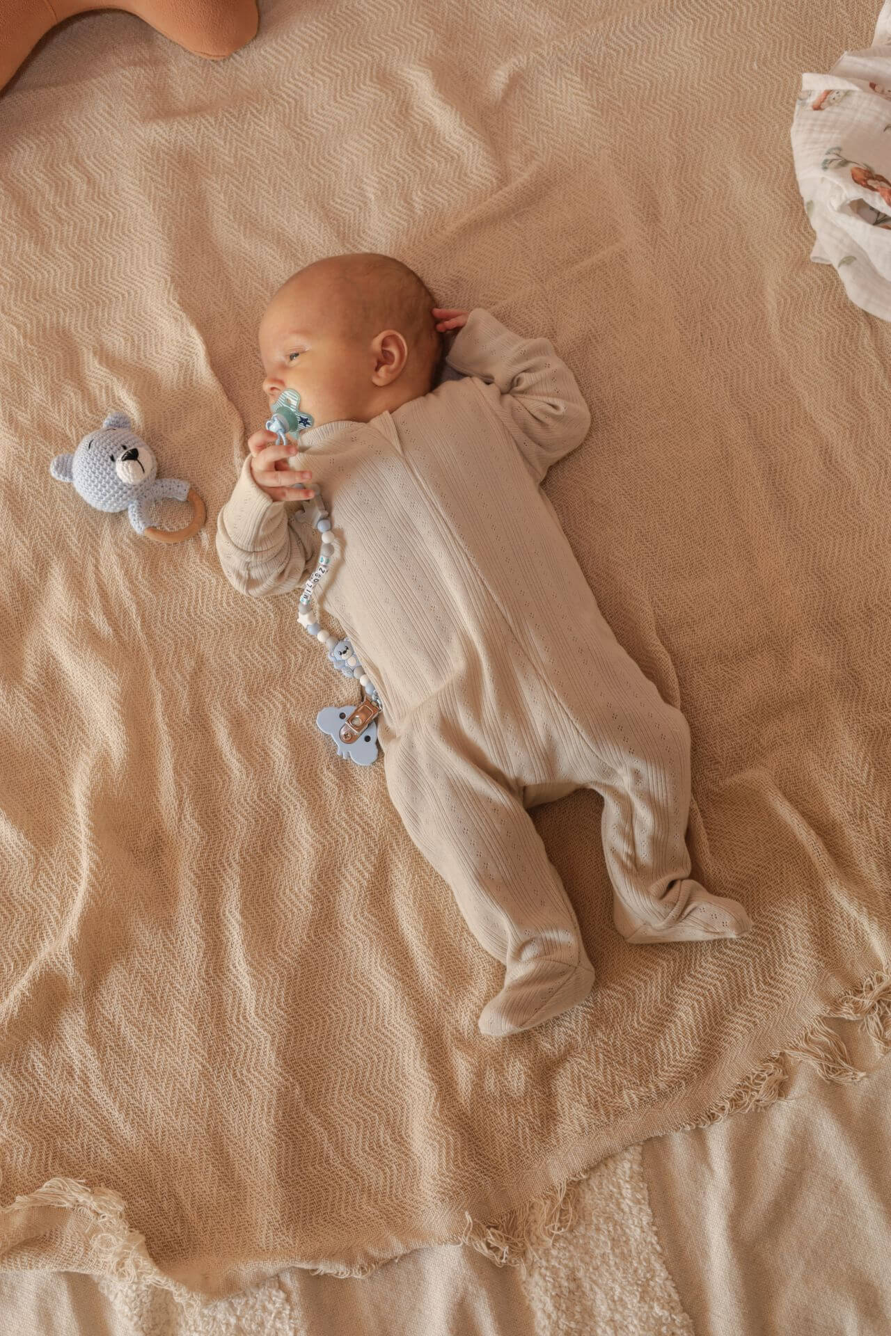 Měkký bavlněný pyžamový overal na zip - béžový s prolamovaným vzorem (0-12 měsíců)