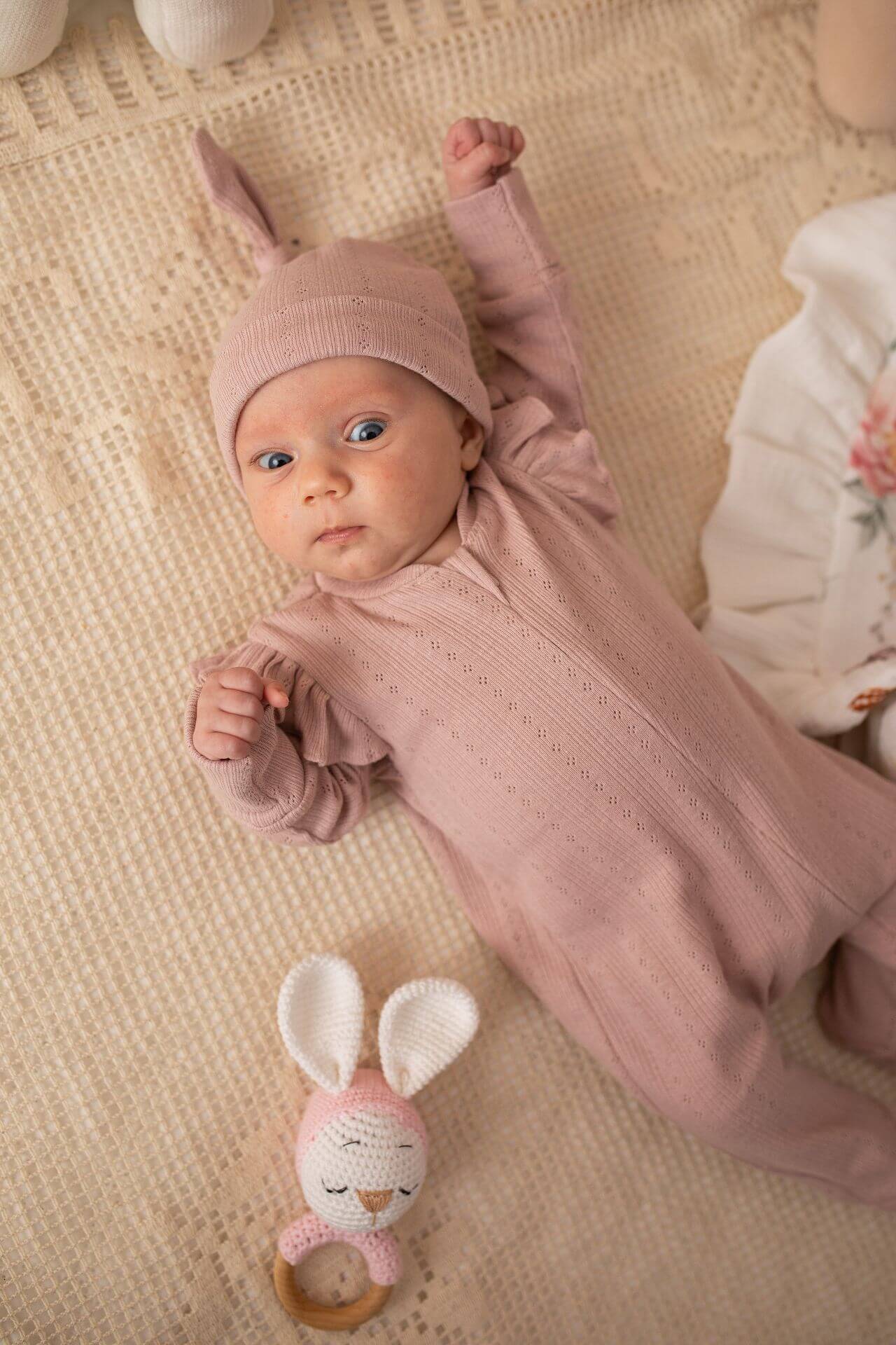 Měkký bavlněný pyžamový overal na zip - růžový s volánky, prolamovaný (0-12 měsíců)