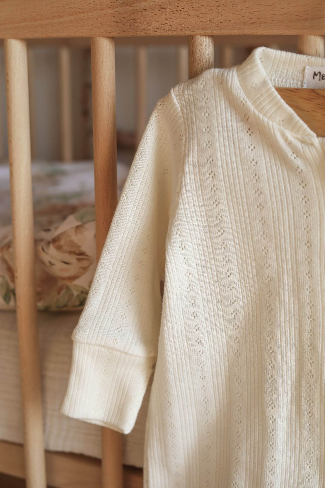 Měkký bavlněný pyžamový overal na zip - krémový s prolamovaným vzorem (0-12 měsíců)