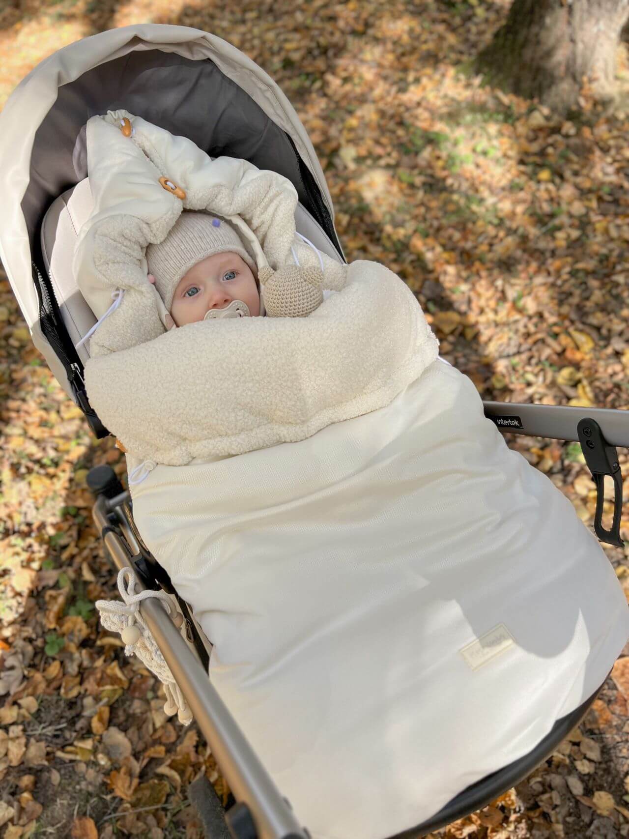 Fusak do kočárku s návleky na ruce – Bouclé se sametem (krémová)