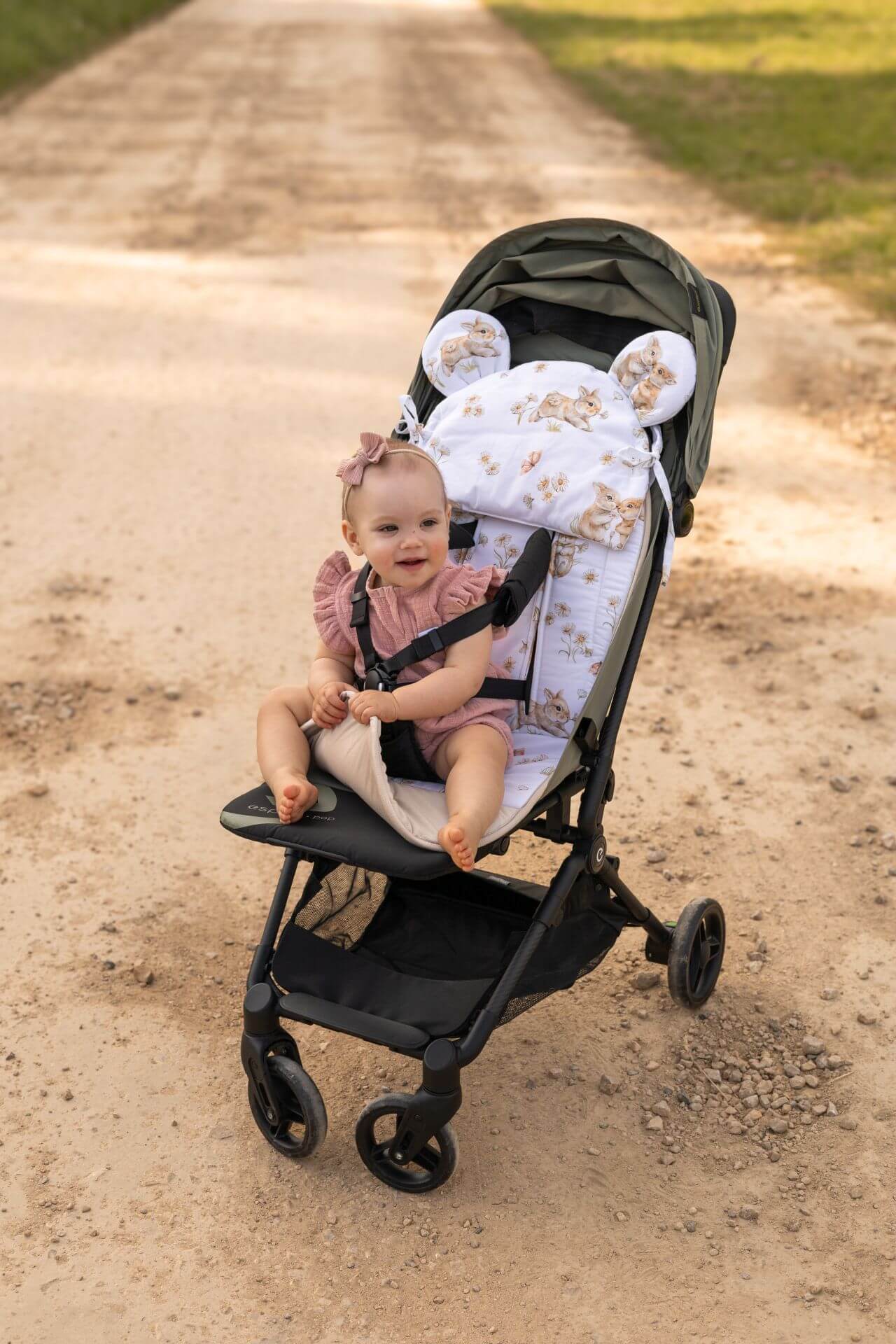 Univerzální vložka do kočárku s polštářkem - Zajíčci v sedmikráskách