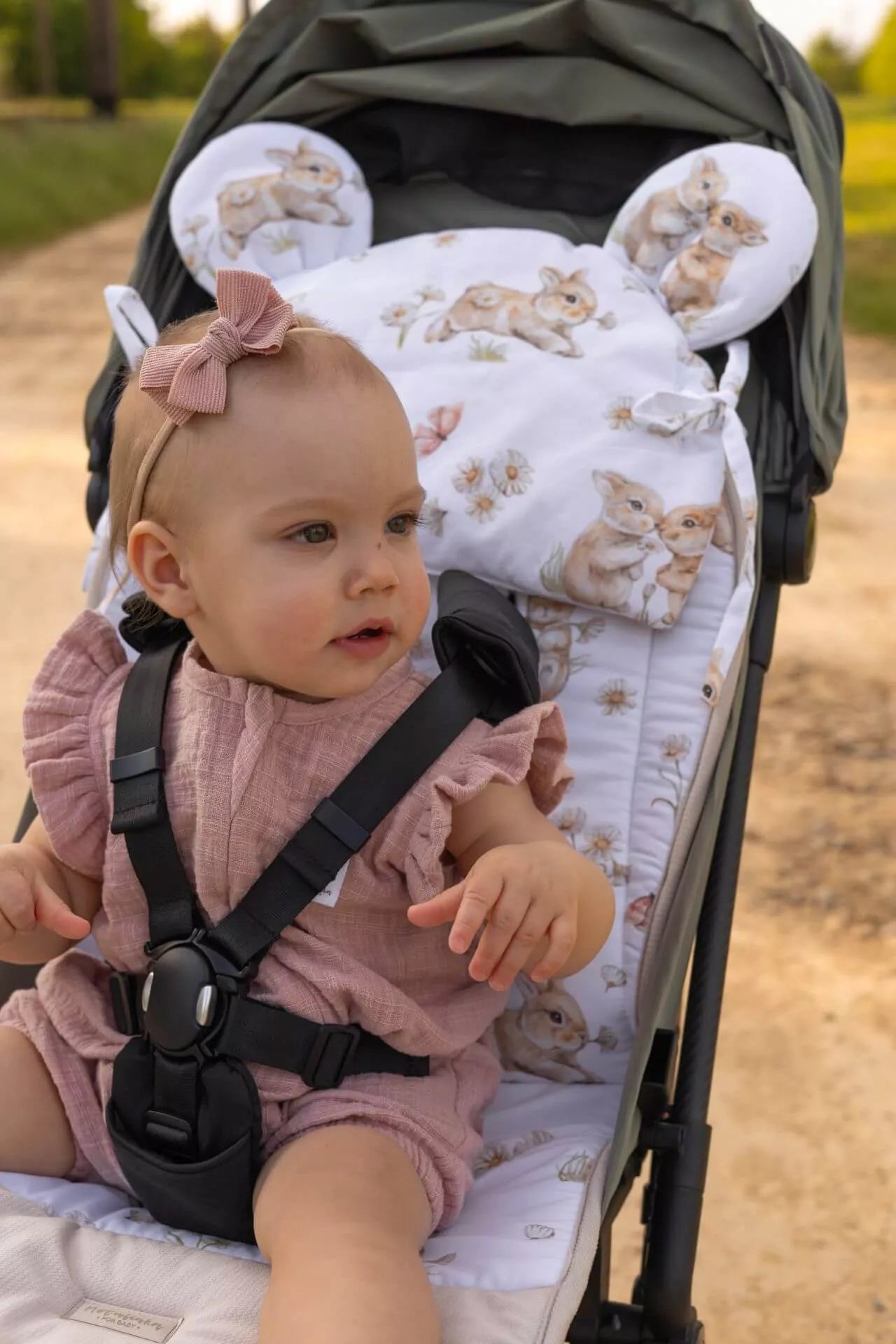 Univerzální vložka do kočárku s polštářkem - Zajíčci v sedmikráskách